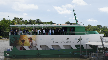 Barco lleva atención médica y retoma misión histórica en el Amazonas